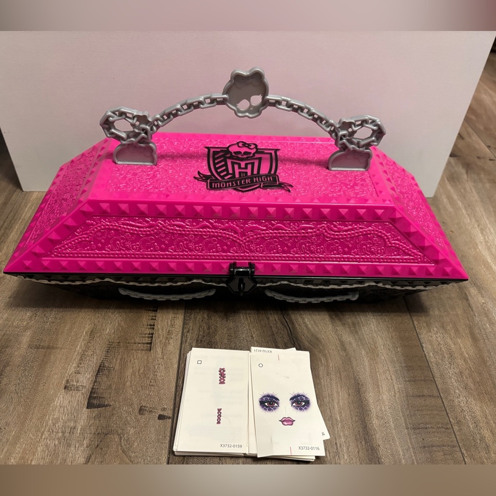 Monster High Create A Monster Design Lab Coffin w/tattoos